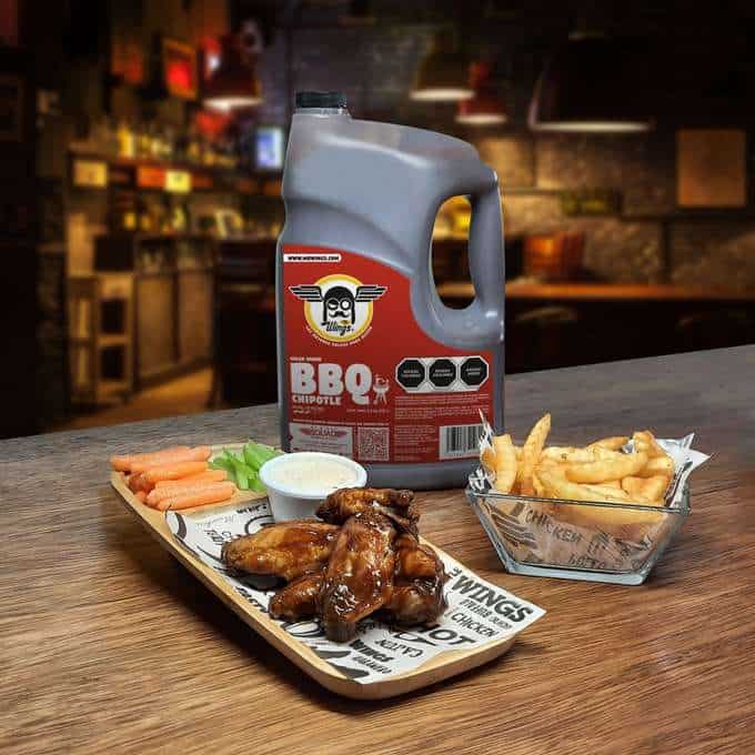 comida alitas con papas y salsa bbq