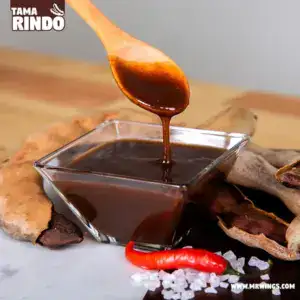 salsa tamarindo en tazón blanco con sus ingredientes alrededor