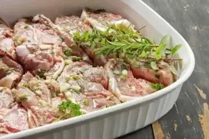 Marinado de cordero con salsa de alitas